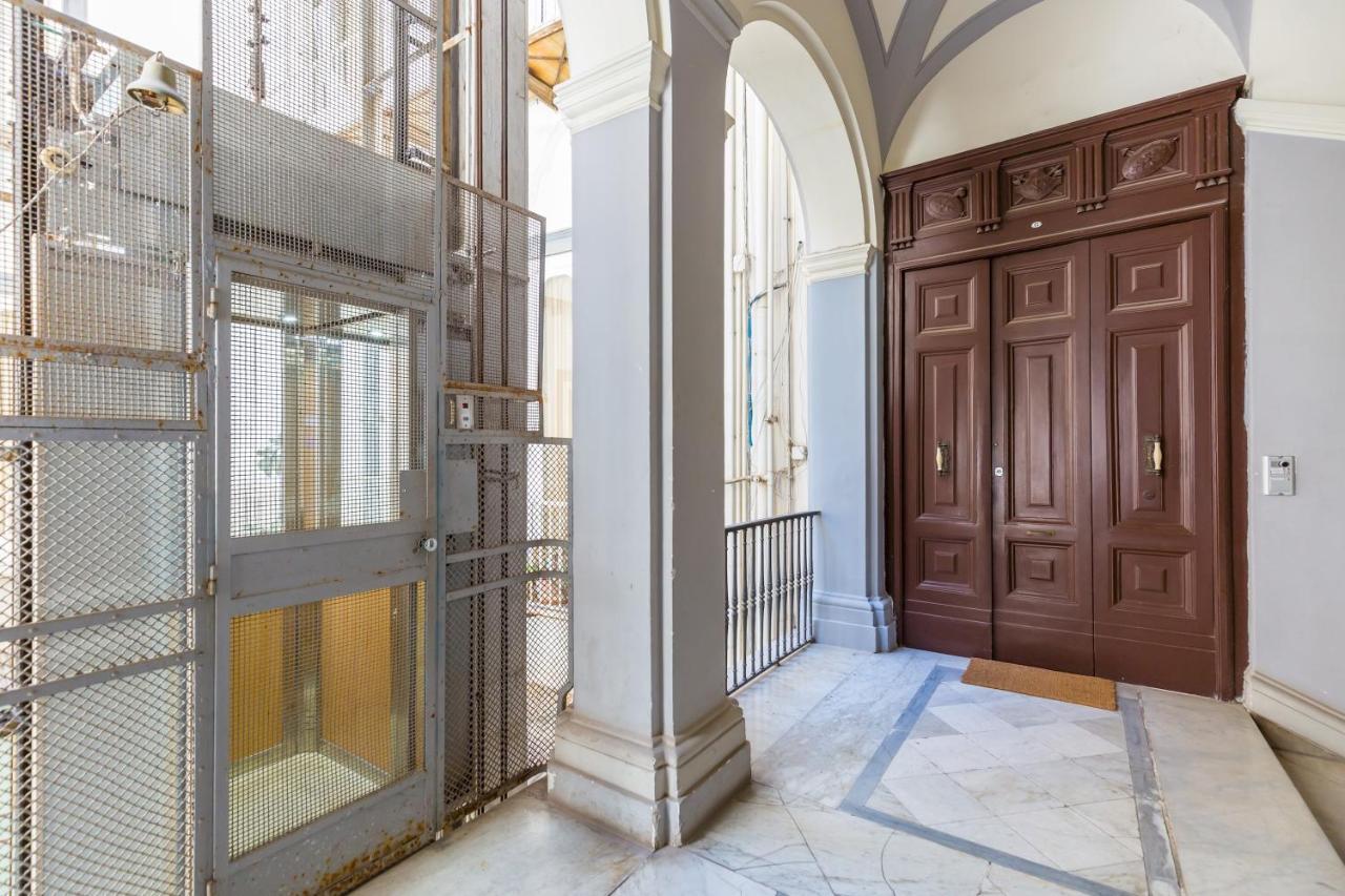 Design & Duplex At National Museum Appartement